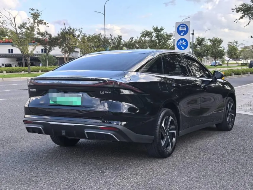 Geely Galaxy 2025 L6 EM-i 1.5 140km Discovery Edition Automatic Gear 3