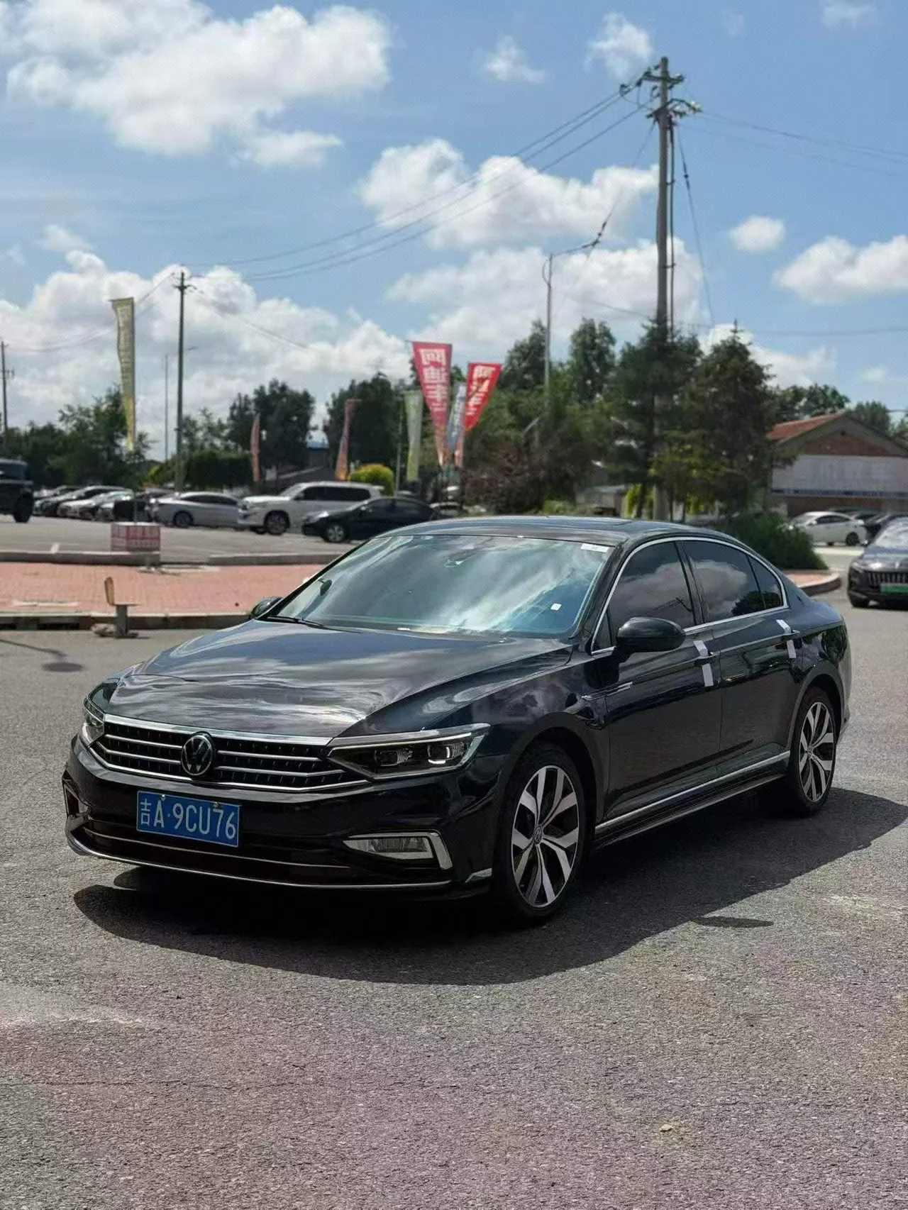 Open image lightbox: Volkswagen 2023 Magotan 2.0TSI 330TSI 2 million Commemorative Luxury Automatic Gear