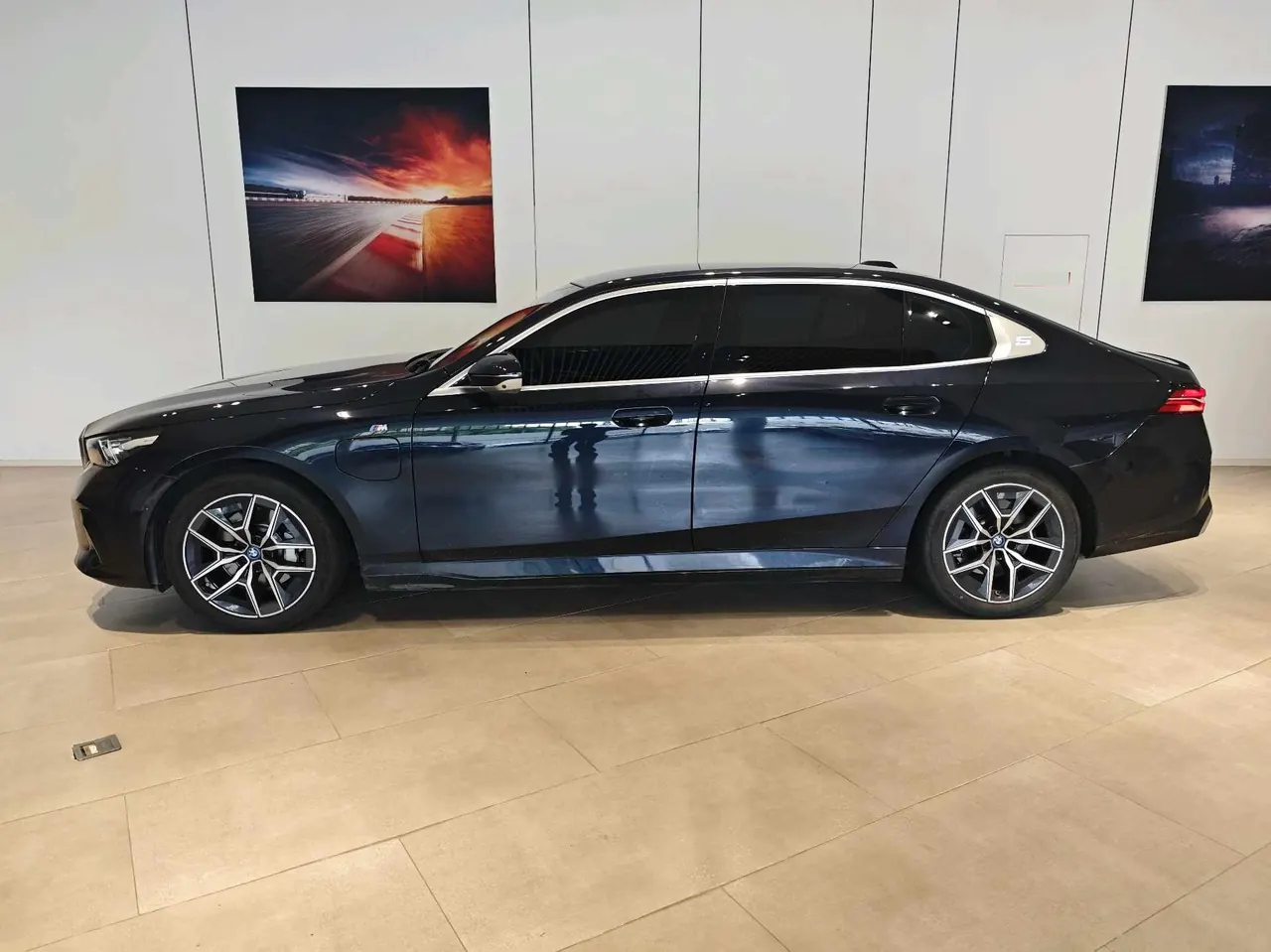 BMW 2024 i5 eDrive 35L Exclusive M Sports Suit Automatic Gear 3