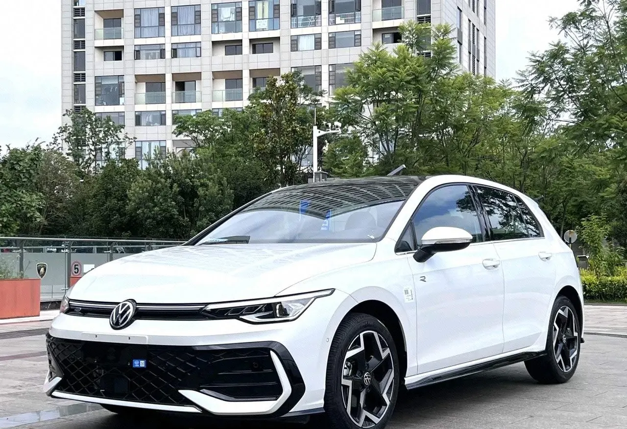 Open image lightbox: Volkswagen 2025 Golf 8 R-Line 1.5TSI 300TSI Automatic