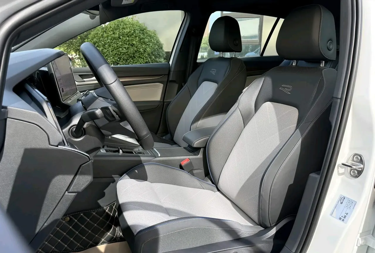 Volkswagen 2025 Golf 8 R-Line 1.5TSI 300TSI Automatic 3