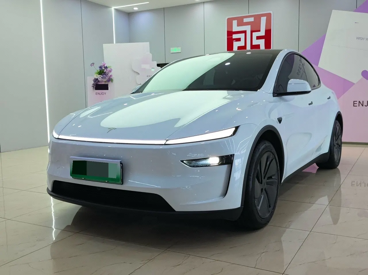 Open image lightbox: Tesla 2025 Model Y rear-wheel drive version automatic transmission