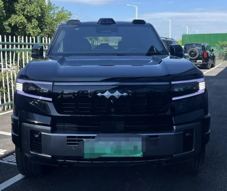 FangChengBao 2025 Leopard 8 2.0T Stepless Zhiyong Flagship Edition 7-seat Automatic Gear 2