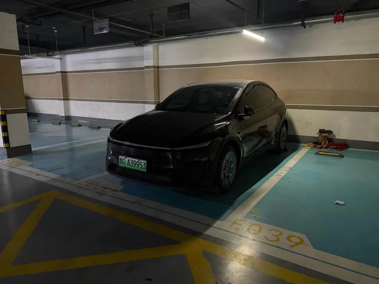 打开图片灯箱:Tesla 2025 Model Y L Long Endurance All-Wheel Drive Automatic Transmission