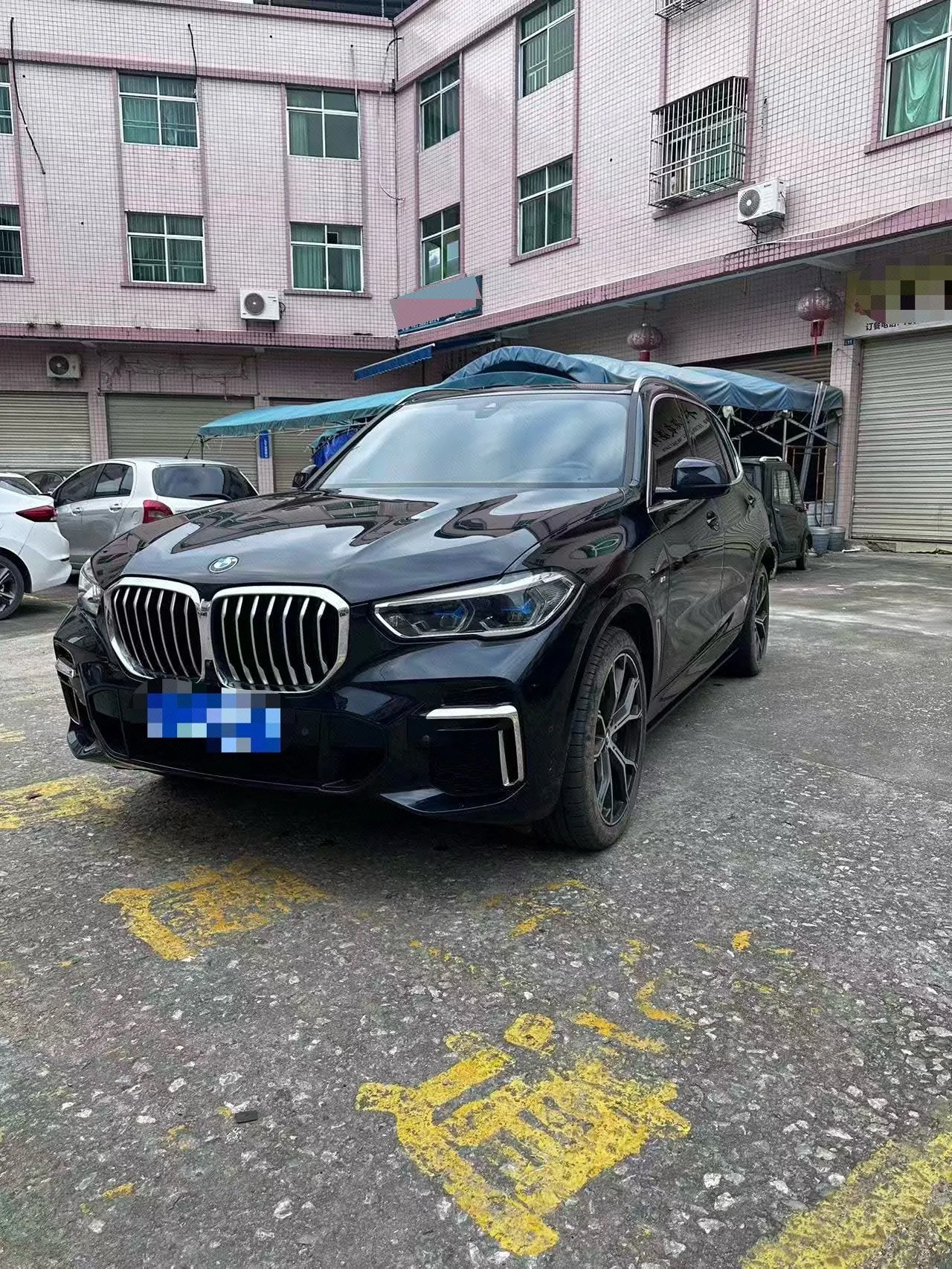 打开图片灯箱:BMW 2023 X5 xDrive40Li 48V 3.0T M sports obsidian night suit automatic gear