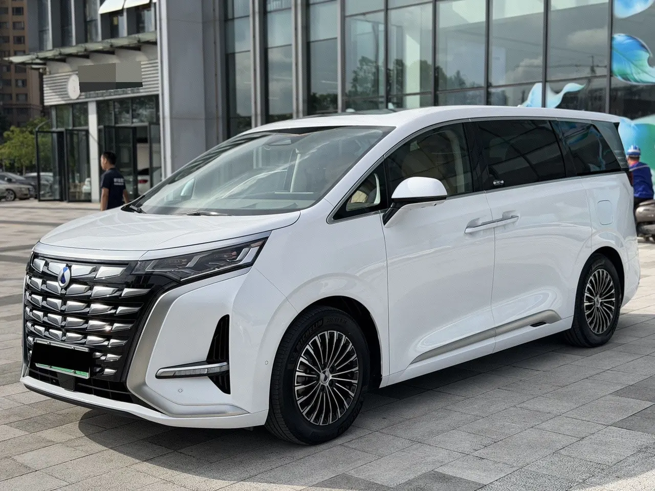 Denza 2022 Denza D9 DM-i 1.5T stepless 970 four-wheel drive flagship automatic gear - View 1