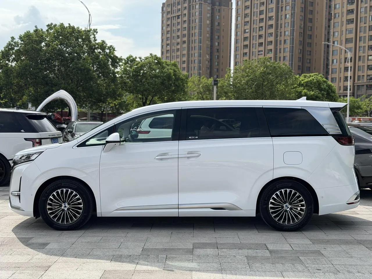 Denza 2022 Denza D9 DM-i 1.5T stepless 970 four-wheel drive flagship automatic gear 3