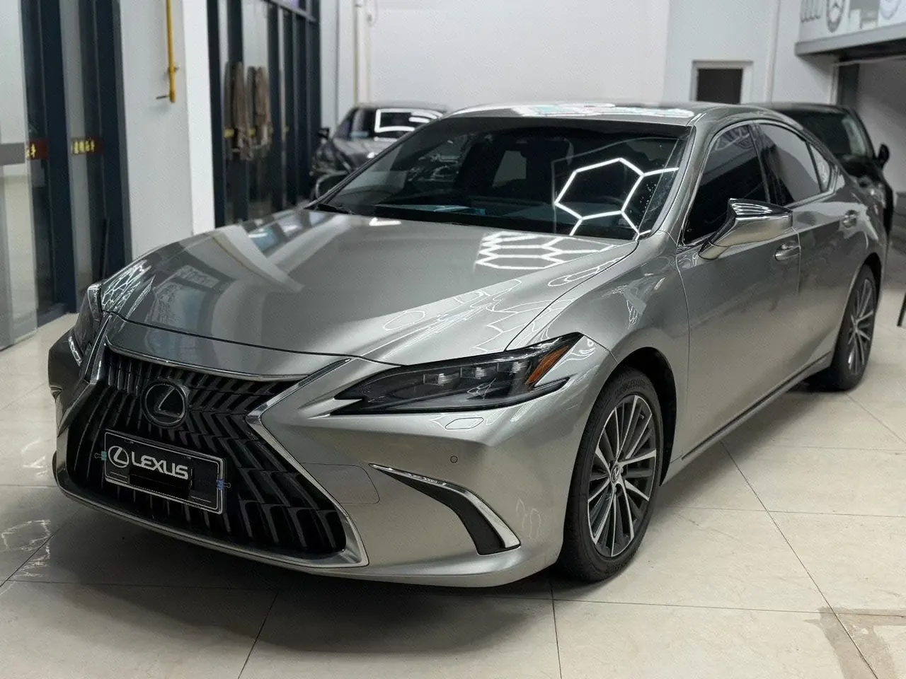 打开图片灯箱:Lexus ES (Imported) 2022 ES300h 2.5 Stepless Premium Edition Automatic Gear