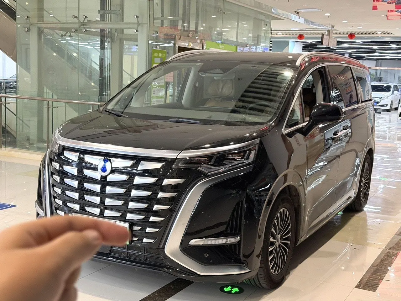 Denza 2022 Denza D9 DM-i 1.5T stepless 970 four-wheel drive flagship automatic gear - View 1