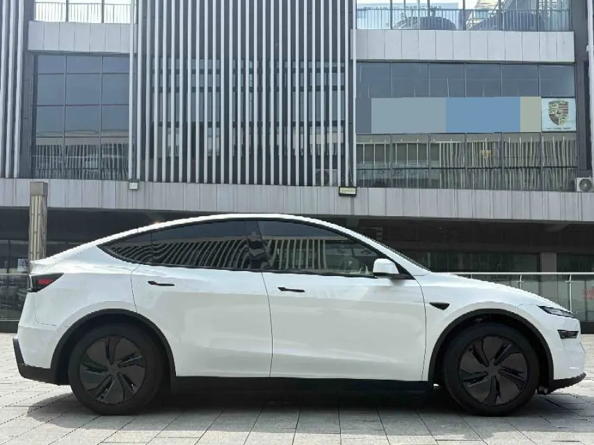 Tesla 2026 Model Y Rear-Wheel-Drive Automatic 5