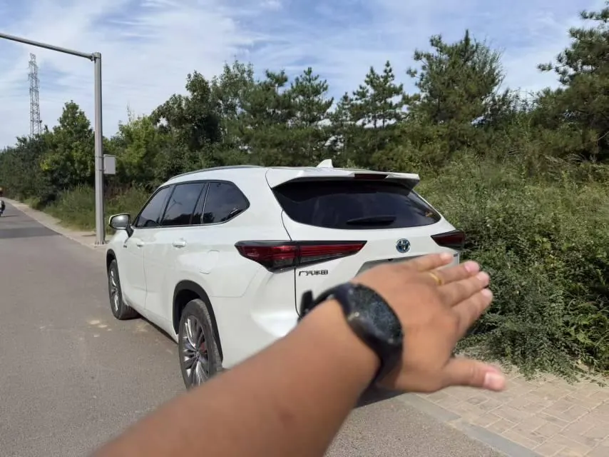 Toyota 2022 Highlander Dual Engine 2.5 Stepless Four-wheel Drive Premium Edition 7-seat Automatic Gear 11