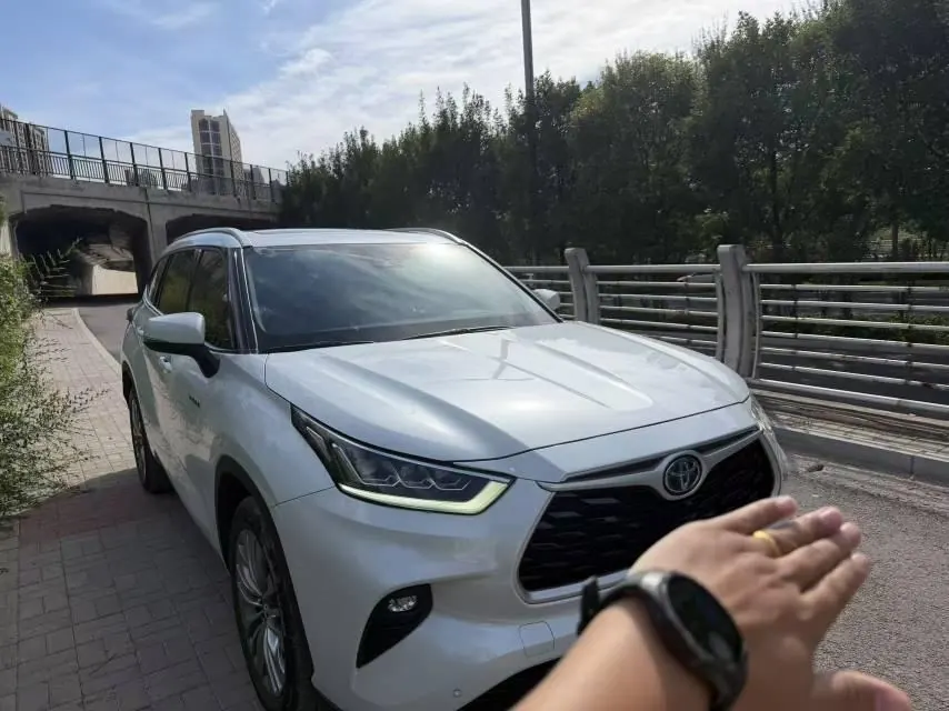 Toyota 2022 Highlander Dual Engine 2.5 Stepless Four-wheel Drive Premium Edition 7-seat Automatic Gear 2