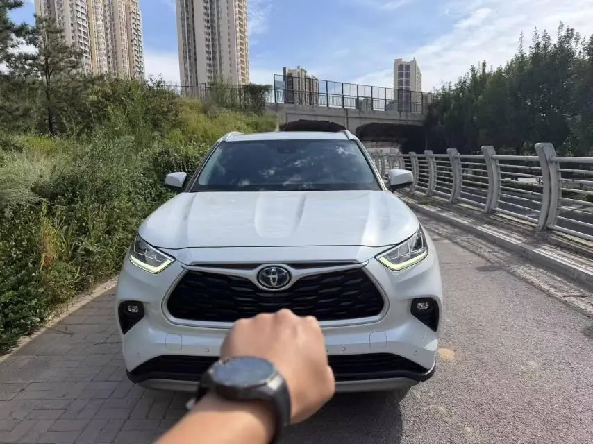 Toyota 2022 Highlander Dual Engine 2.5 Stepless Four-wheel Drive Premium Edition 7-seat Automatic Gear 3