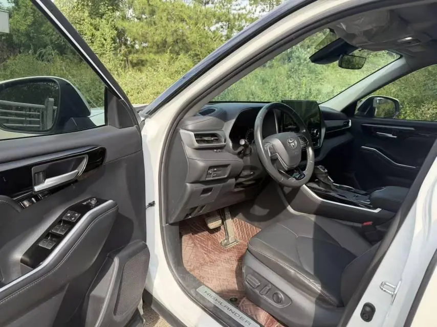Toyota 2022 Highlander Dual Engine 2.5 Stepless Four-wheel Drive Premium Edition 7-seat Automatic Gear 4