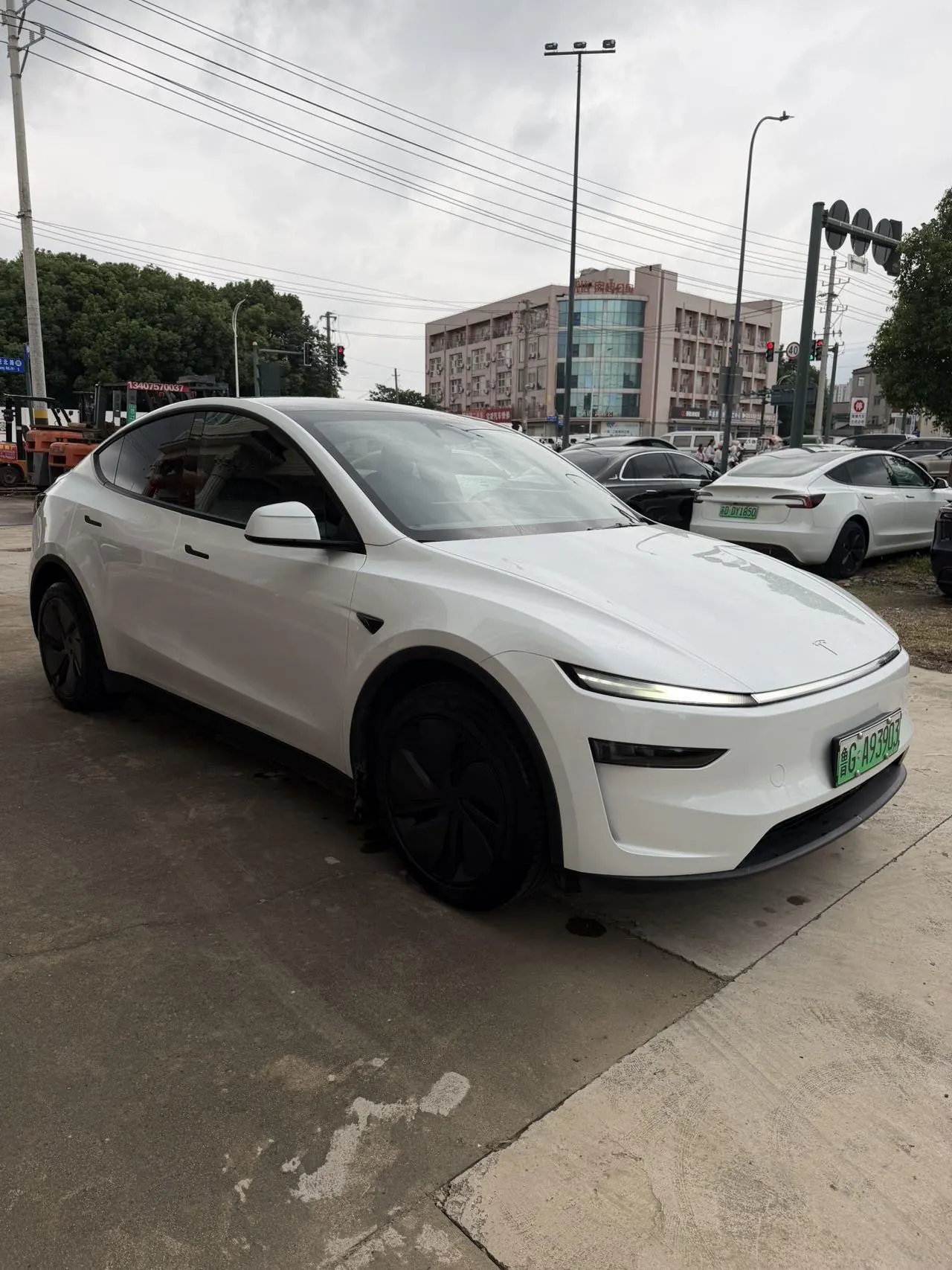 Tesla 2026 Model Y Rear-Wheel-Drive Automatic 3