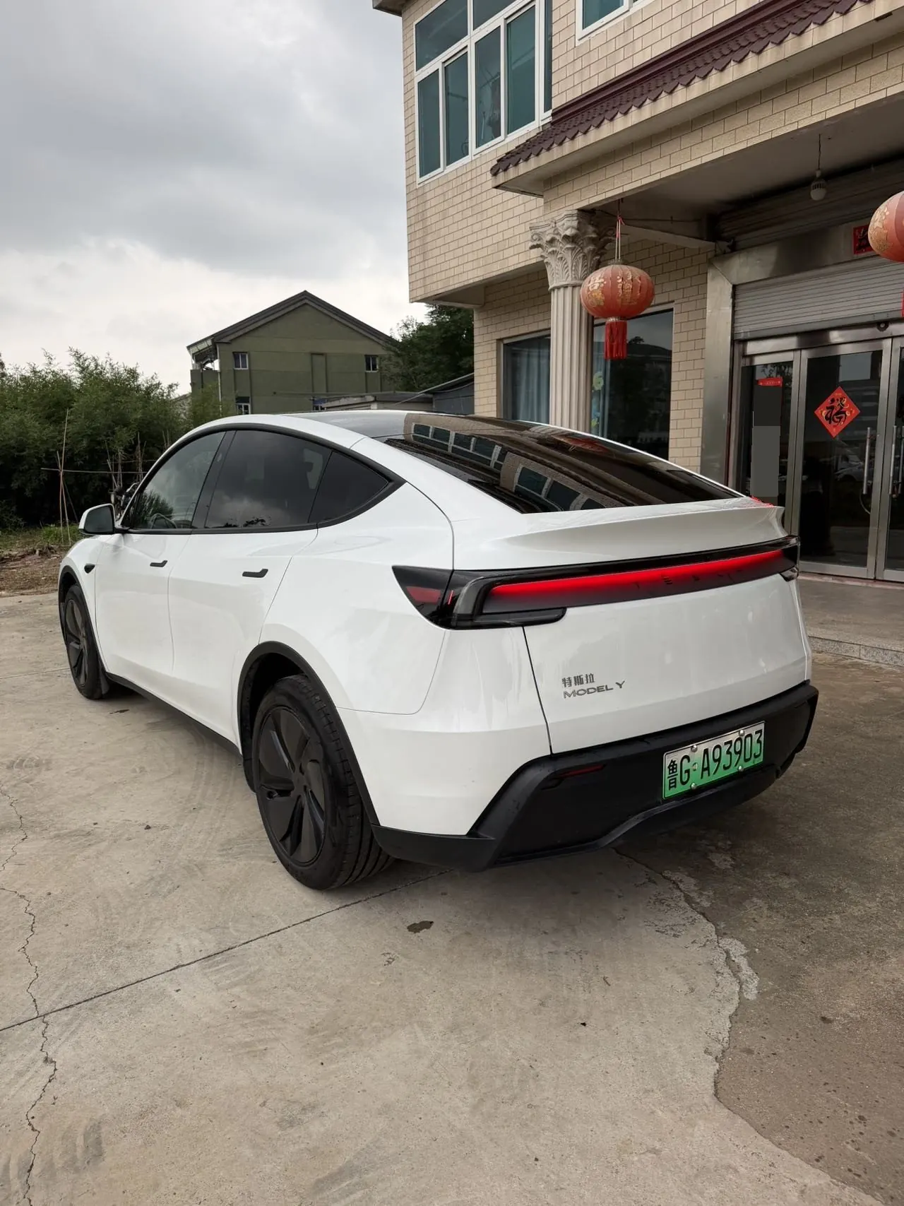 Tesla 2026 Model Y Rear-Wheel-Drive Automatic 4