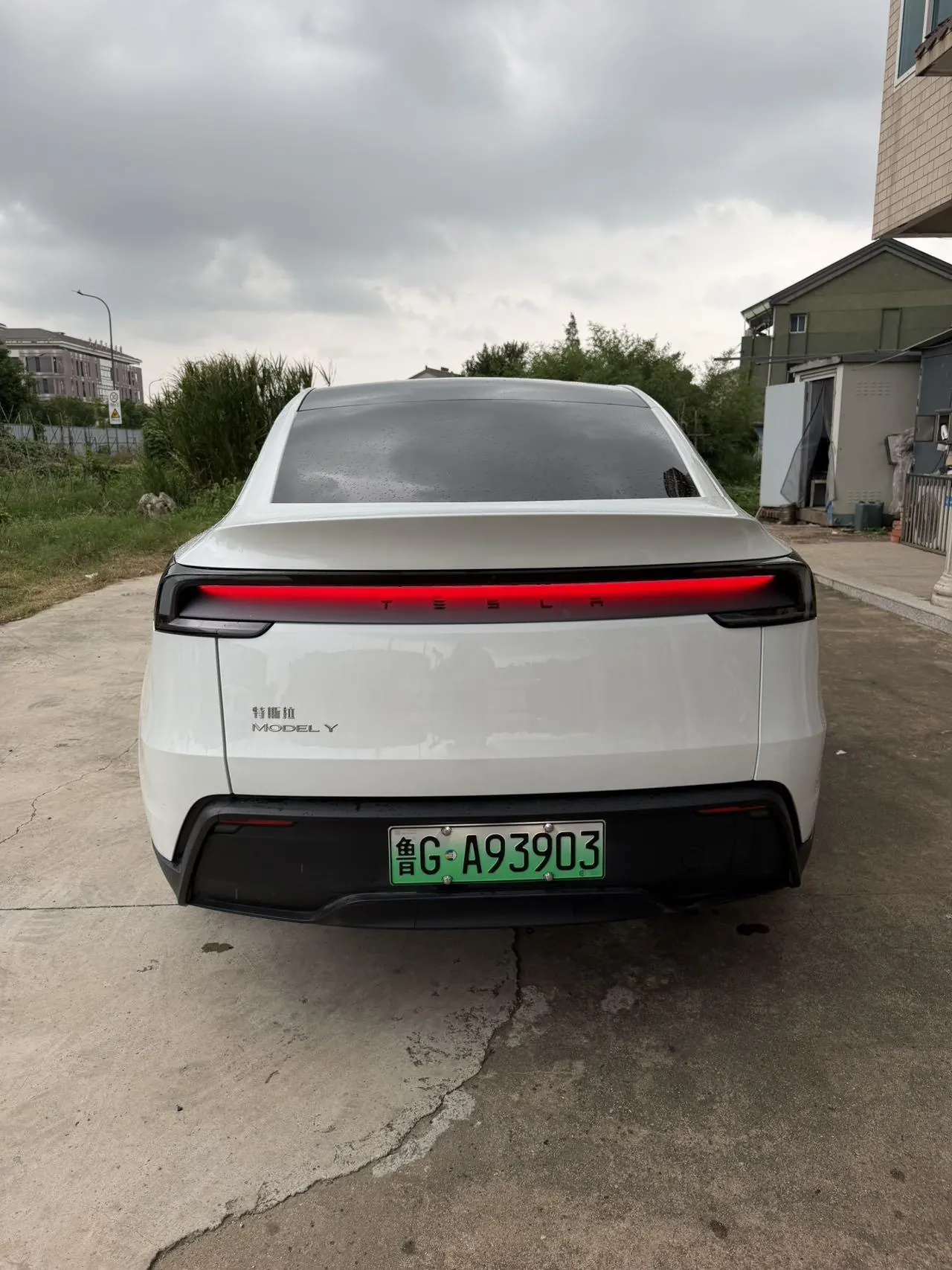 Tesla 2026 Model Y Rear-Wheel-Drive Automatic 5