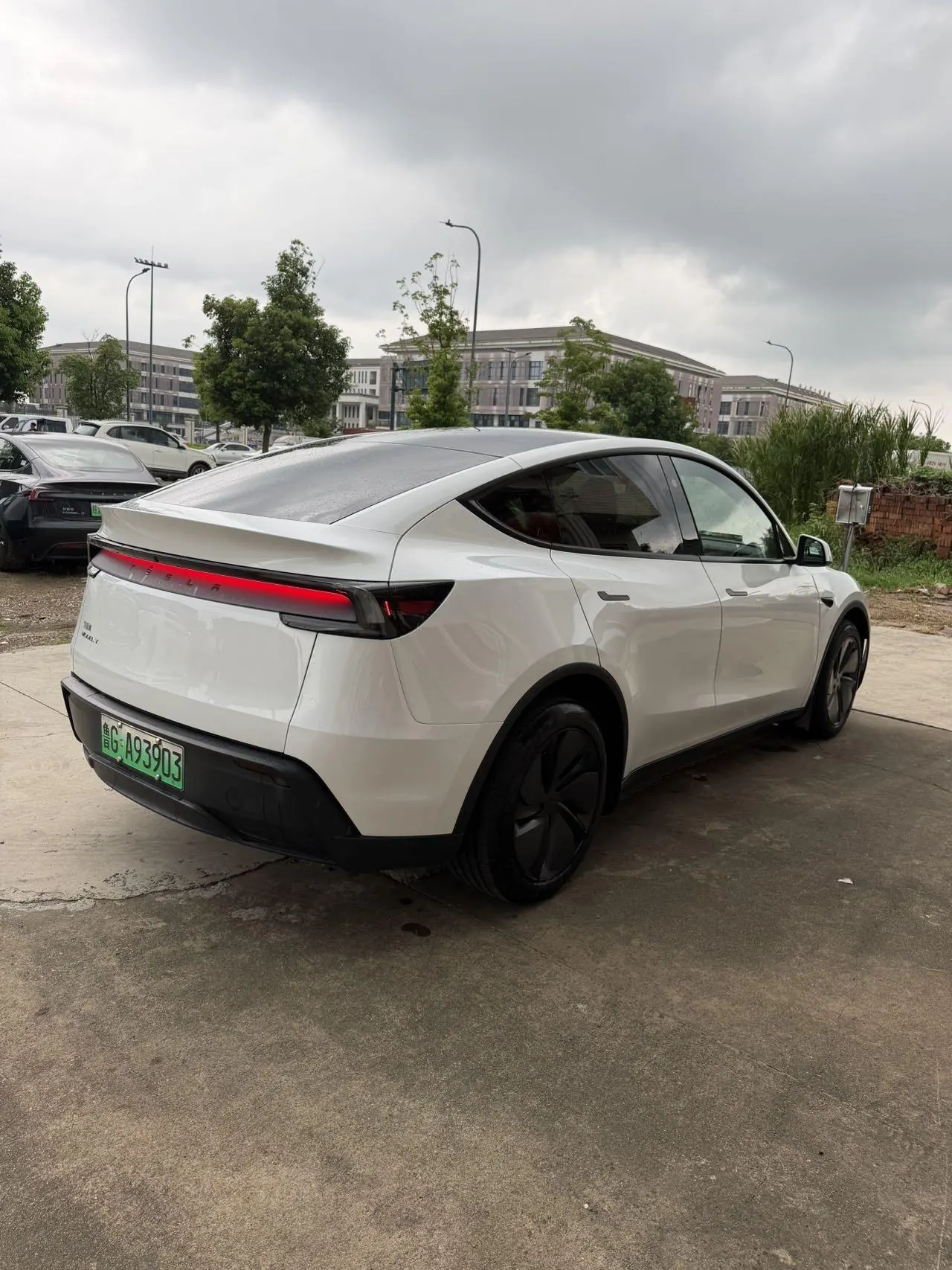 Tesla 2026 Model Y Rear-Wheel-Drive Automatic 6