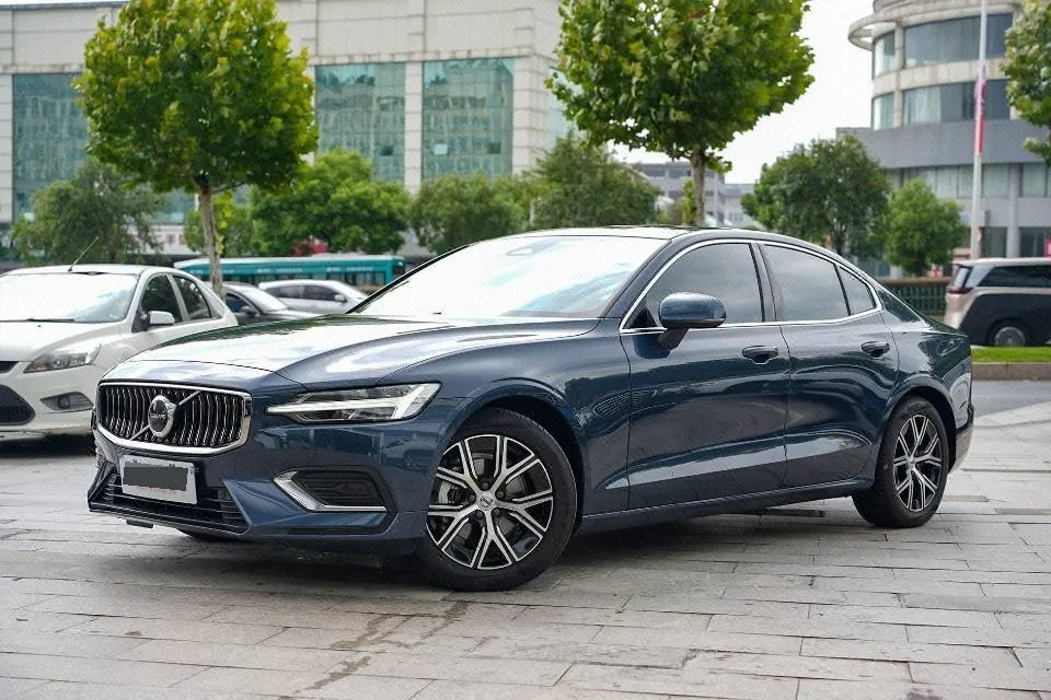 Open image lightbox: Volvo 2026 S60 48V 2.0T B4 Zhiyi Deluxe Edition Automatic Gear