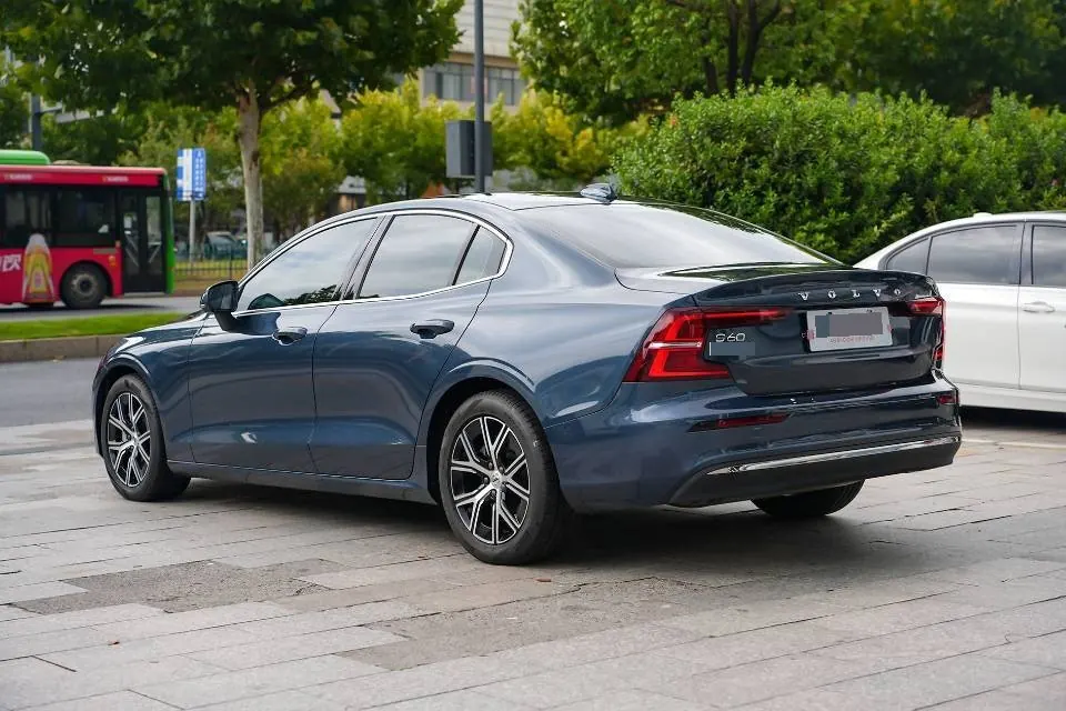Volvo 2026 S60 48V 2.0T B4 Zhiyi Deluxe Edition Automatic Gear 3