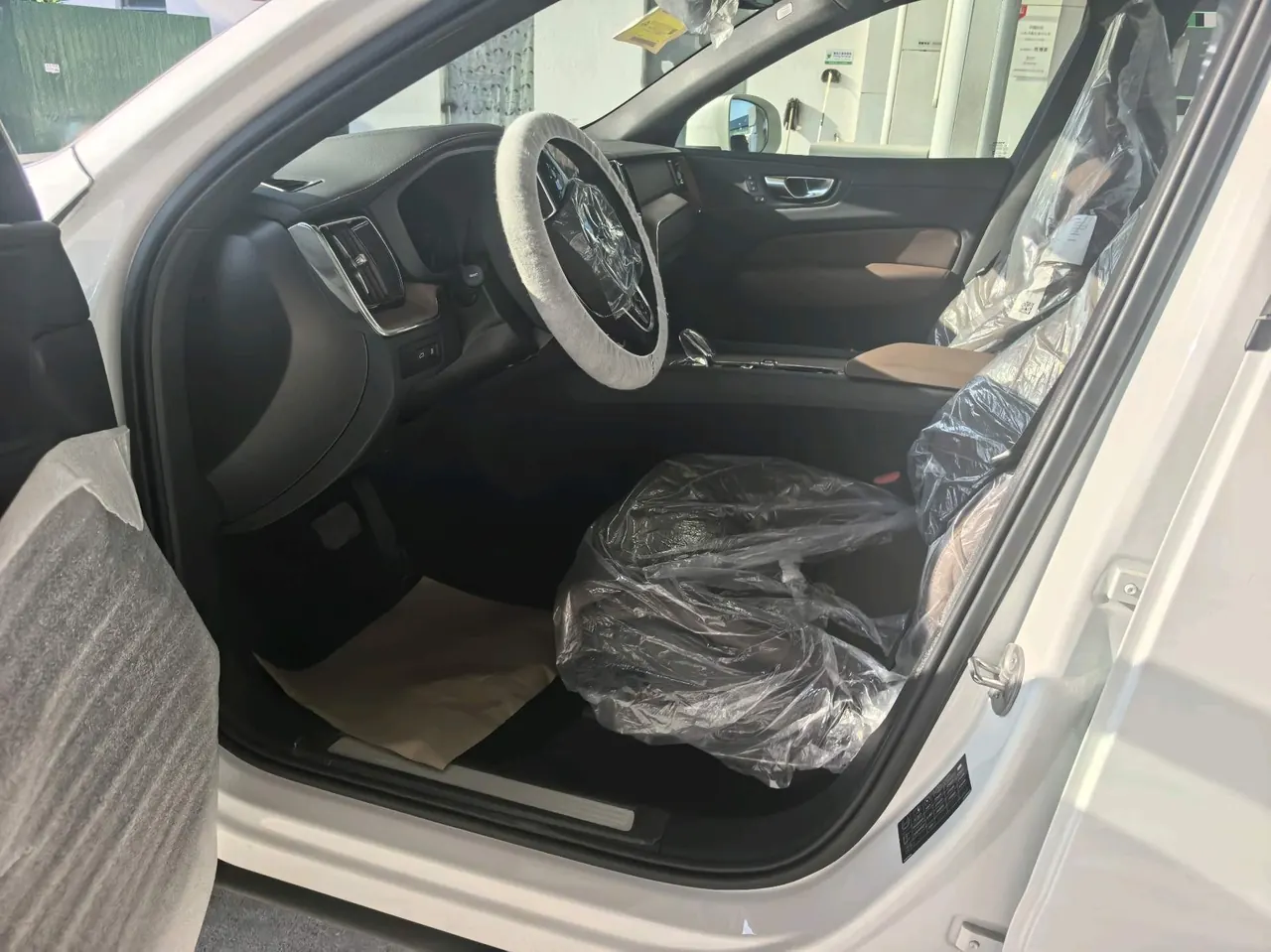 Volvo XC60 New Energy 2025 XC60 PHEV 2.0T Long Endurance Four-wheel Drive Zhiyuan Sports Edition Automatic Gear 5