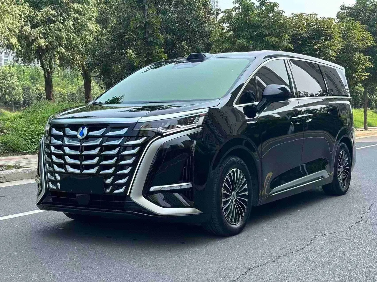 Open image lightbox: Denza 2025 Denza D9 DM-i 1.5T stepless intelligent driving version 1020 four-wheel drive exclusive automatic transmission