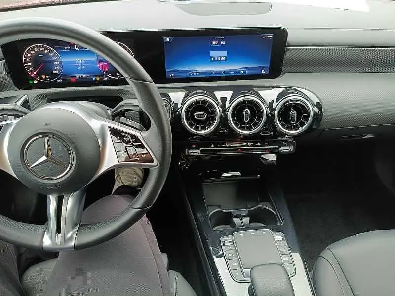 Mercedes Benz Class A 2023 A 200 L 1.3T Dynamic Automatic 6