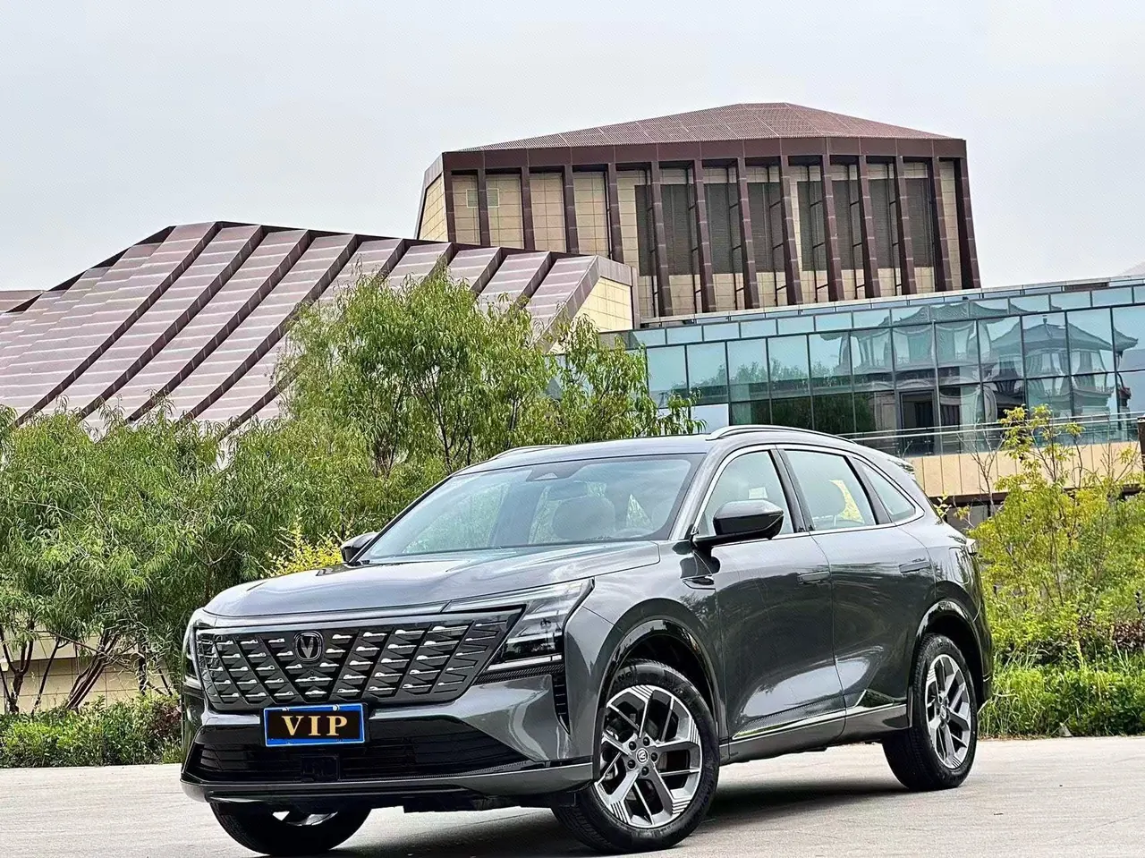 打开图片灯箱：ChangAn 2025 CS75 PLUS 1.5T New Blue Whale Prestige Automatic