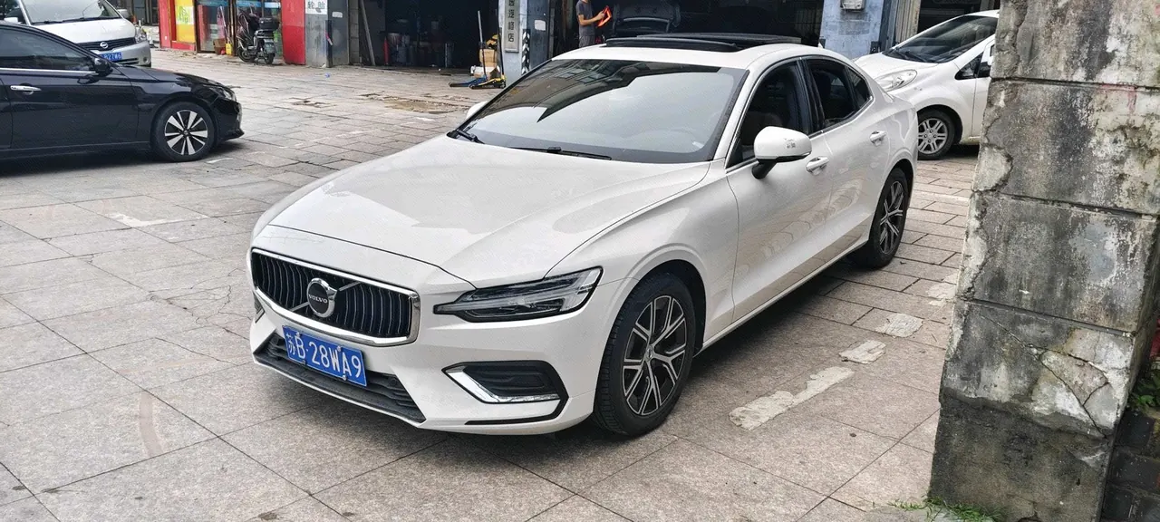 Volvo 2023 S60 48V 2.0T B4 Zhiyi Deluxe Edition Automatic Gear - View 1