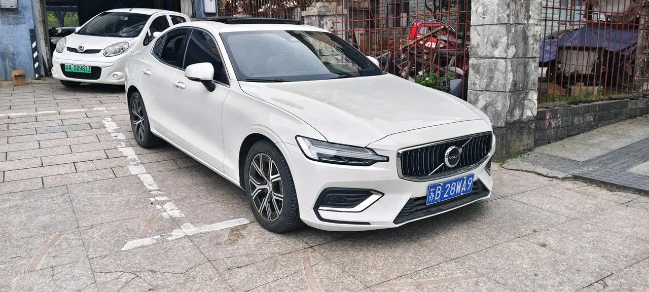 Volvo 2023 S60 48V 2.0T B4 Zhiyi Deluxe Edition Automatic Gear 2
