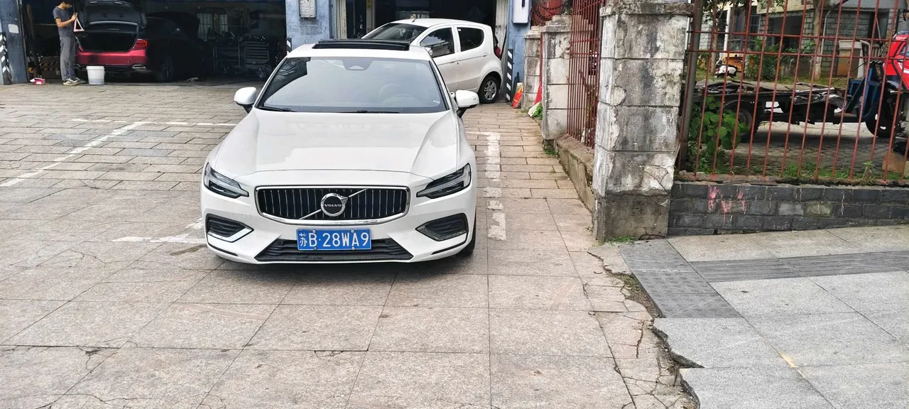 Volvo 2023 S60 48V 2.0T B4 Zhiyi Deluxe Edition Automatic Gear 3