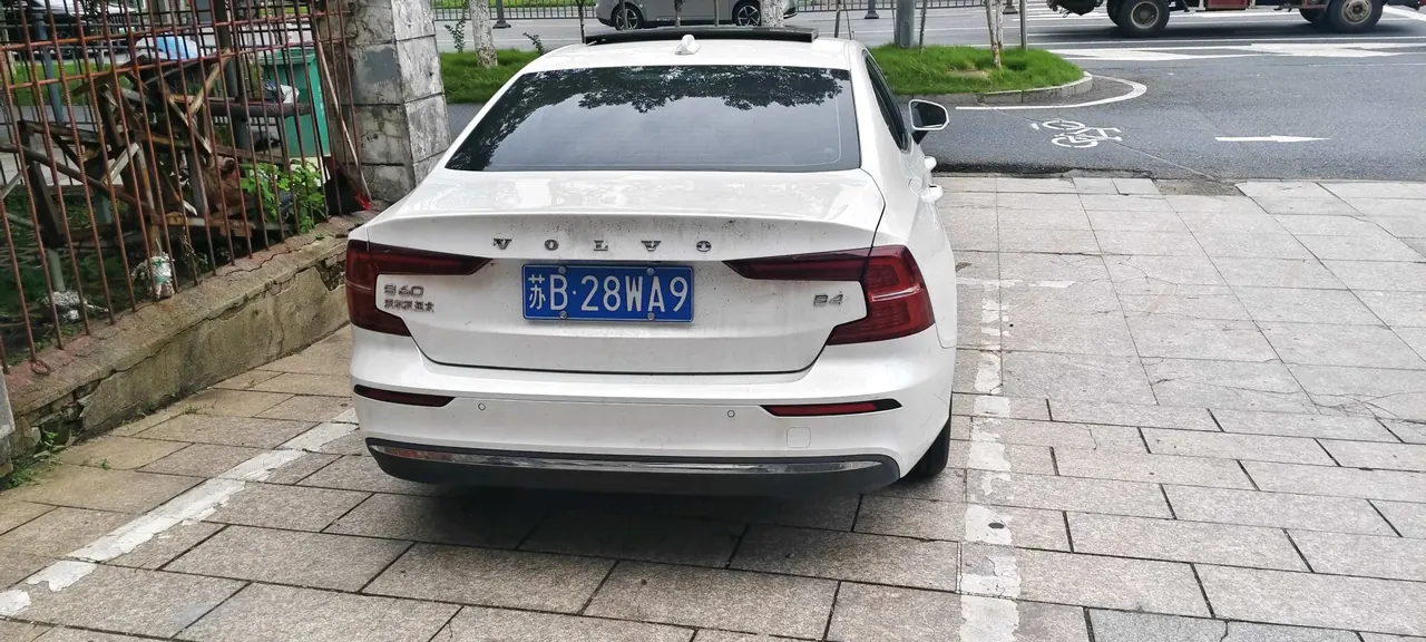 Volvo 2023 S60 48V 2.0T B4 Zhiyi Deluxe Edition Automatic Gear 4