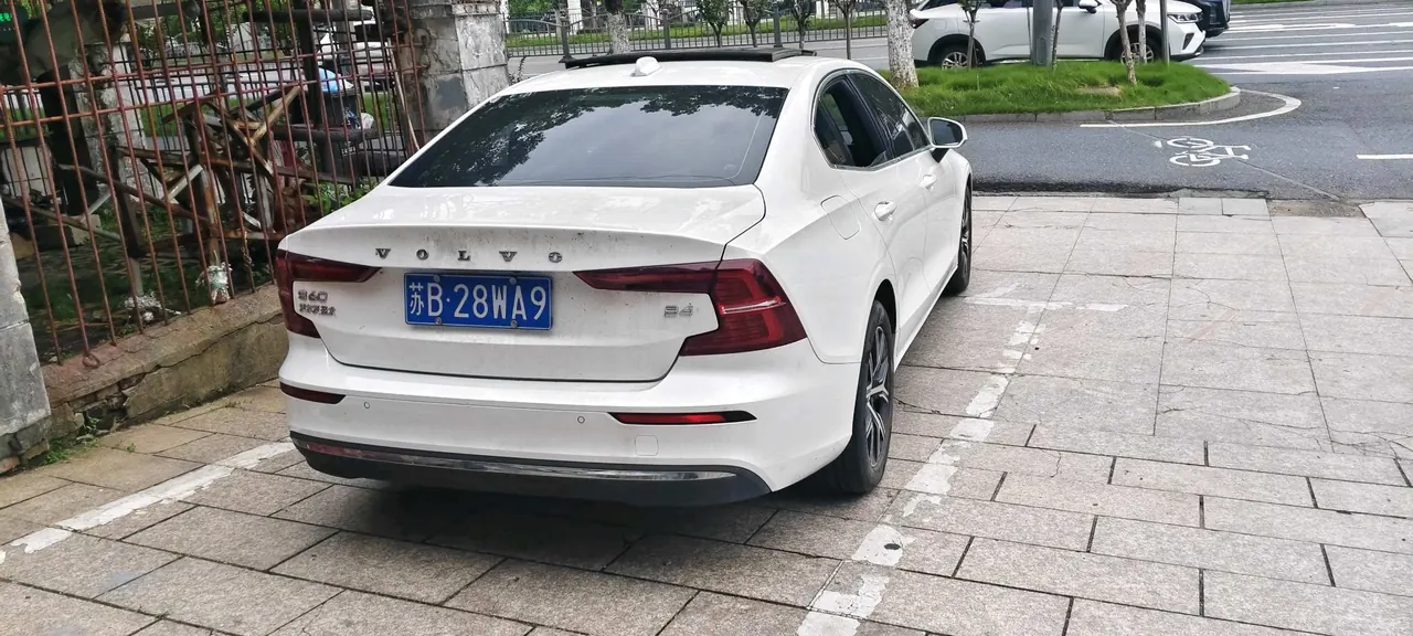 Volvo 2023 S60 48V 2.0T B4 Zhiyi Deluxe Edition Automatic Gear 5