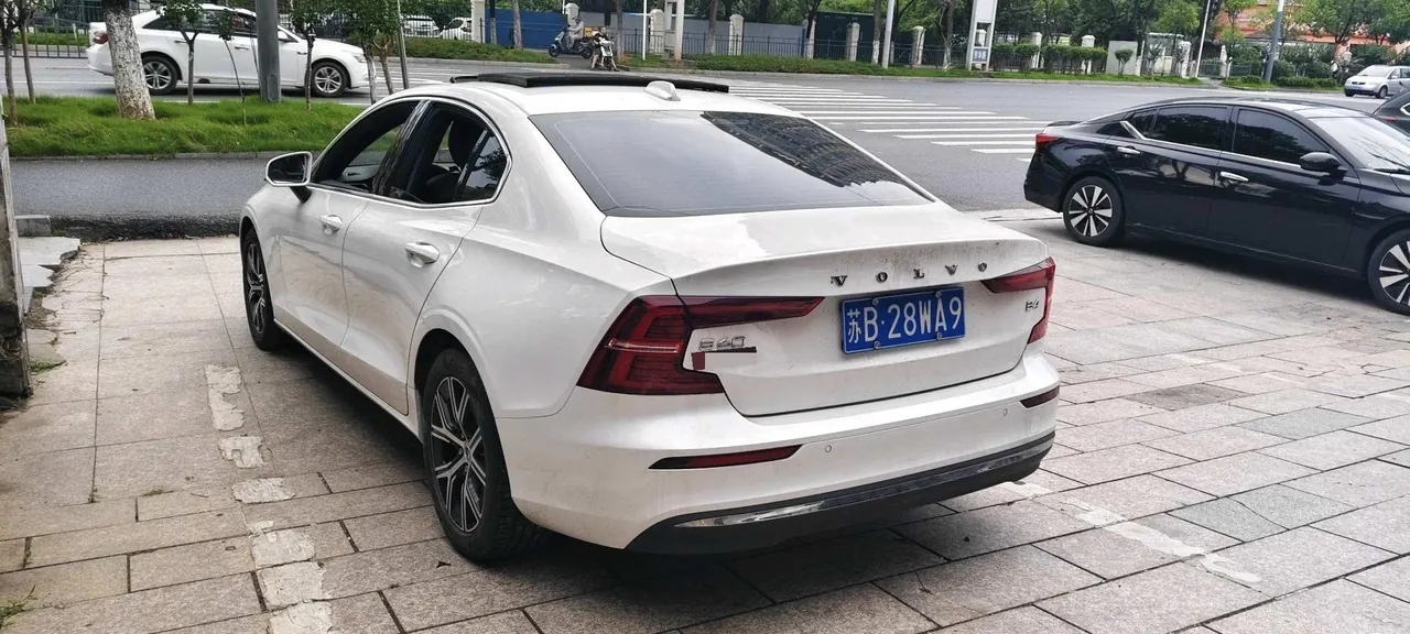 Volvo 2023 S60 48V 2.0T B4 Zhiyi Deluxe Edition Automatic Gear 6