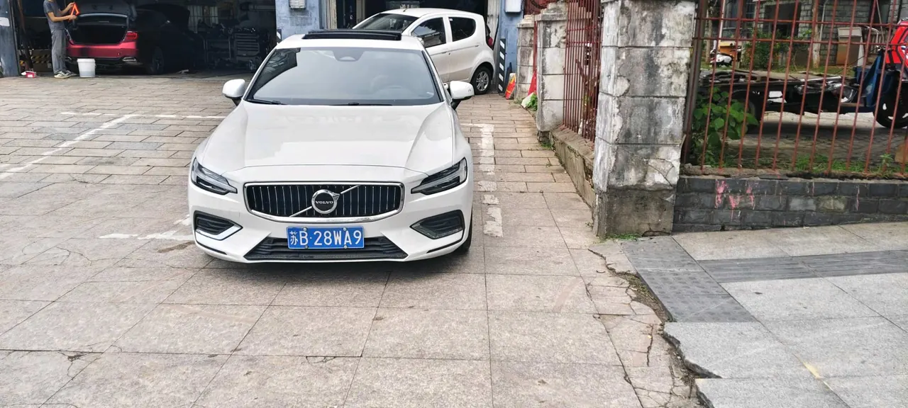 Volvo 2023 S60 48V 2.0T B4 Zhiyi Deluxe Edition Automatic Gear 7