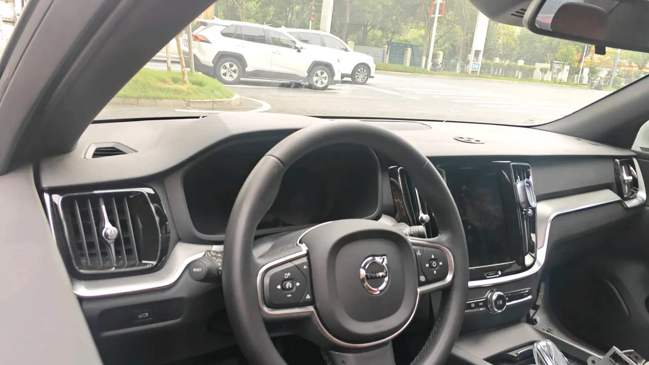 Volvo 2023 S60 48V 2.0T B4 Zhiyi Deluxe Edition Automatic Gear 9