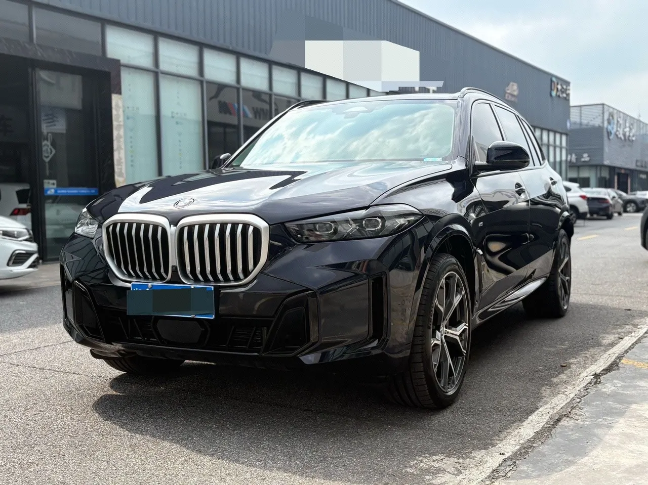 打开图片灯箱:BMW 2023 X5 xDrive30Li 48V 2.0T exclusive m sports obsidian night suit automatic gear