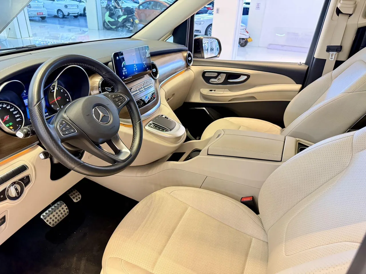 Mercedes Benz V 2022V 260 2.0T Premium Edition Automatic Gear 2