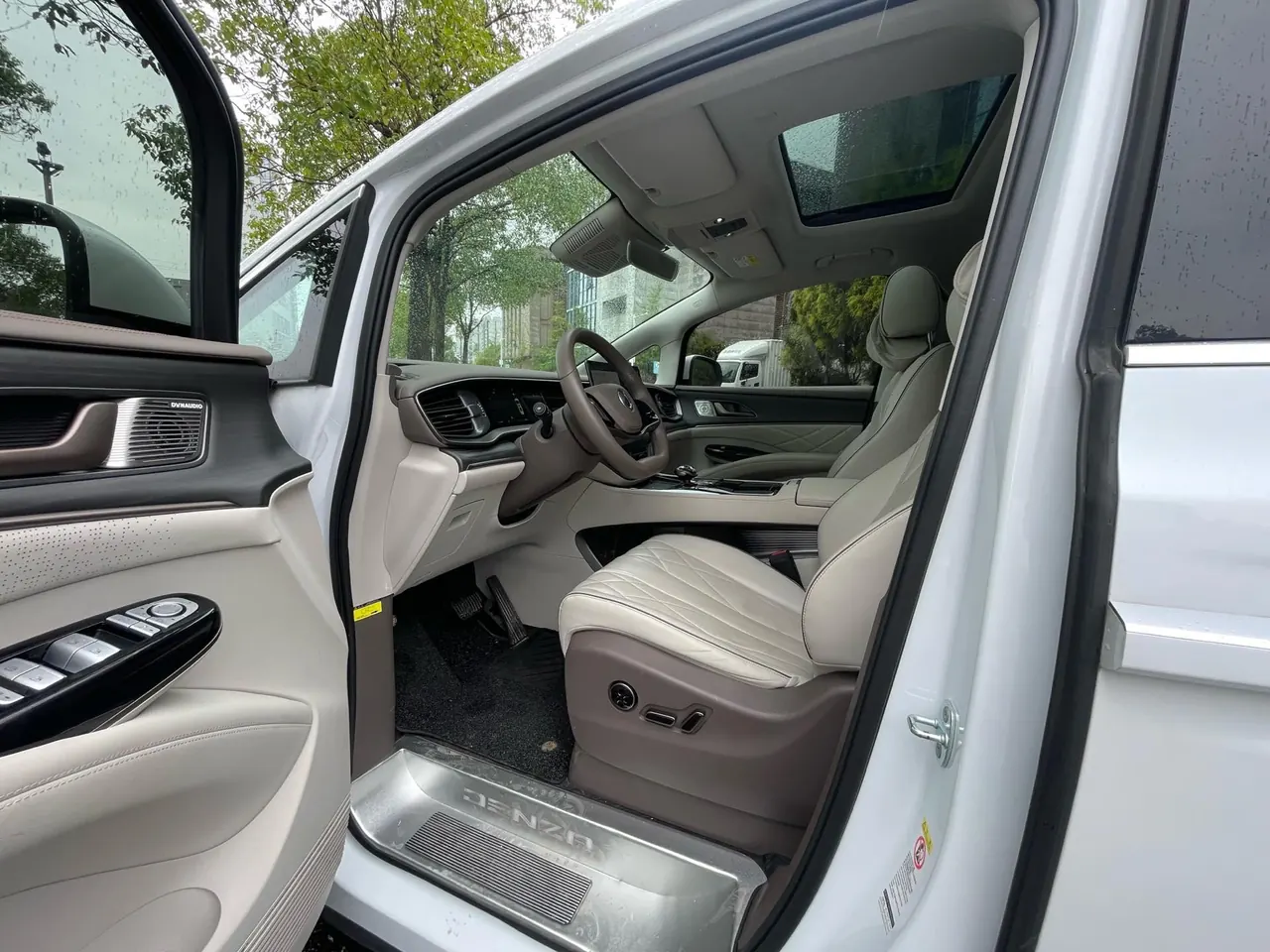 Denza 2022 Denza D9 DM-i 1.5T Stepless 970 Four-wheel Drive Honorable Automatic Gear 4