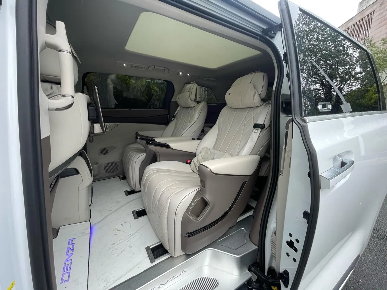 Denza 2022 Denza D9 DM-i 1.5T Stepless 970 Four-wheel Drive Honorable Automatic Gear 5