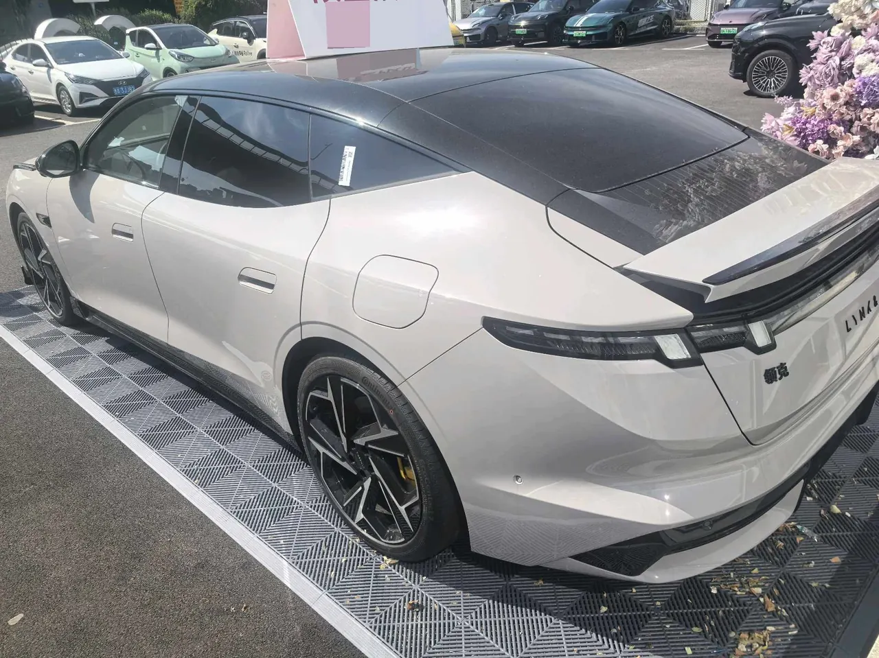 LYNK&amp;CO 2025 LYNK&amp;CO 10 EM-P 1.5T 120 4-wheel drive Ultra (modified) automatic gear 6