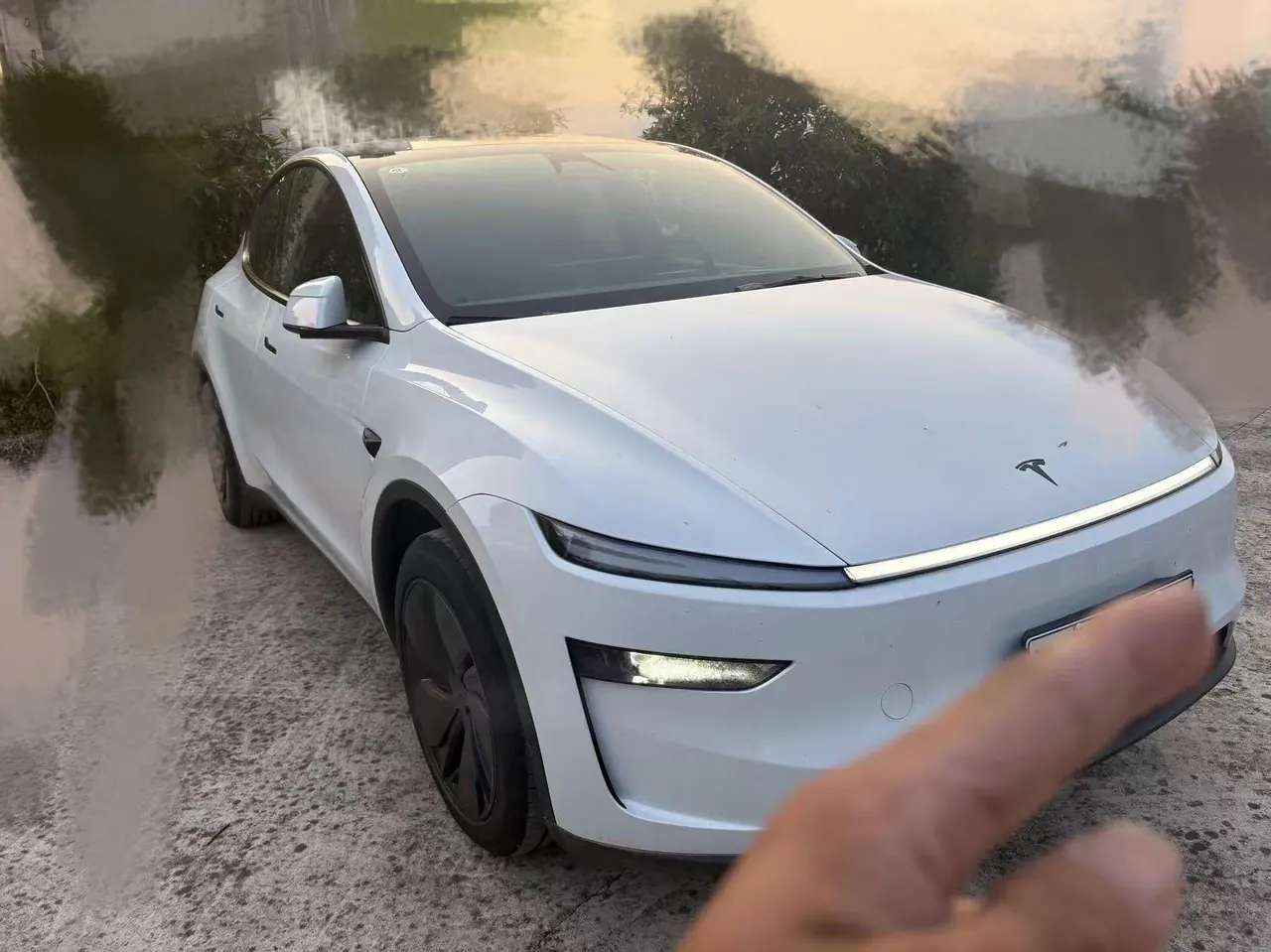Tesla 2026 Model Y Rear-Wheel-Drive Automatic 3