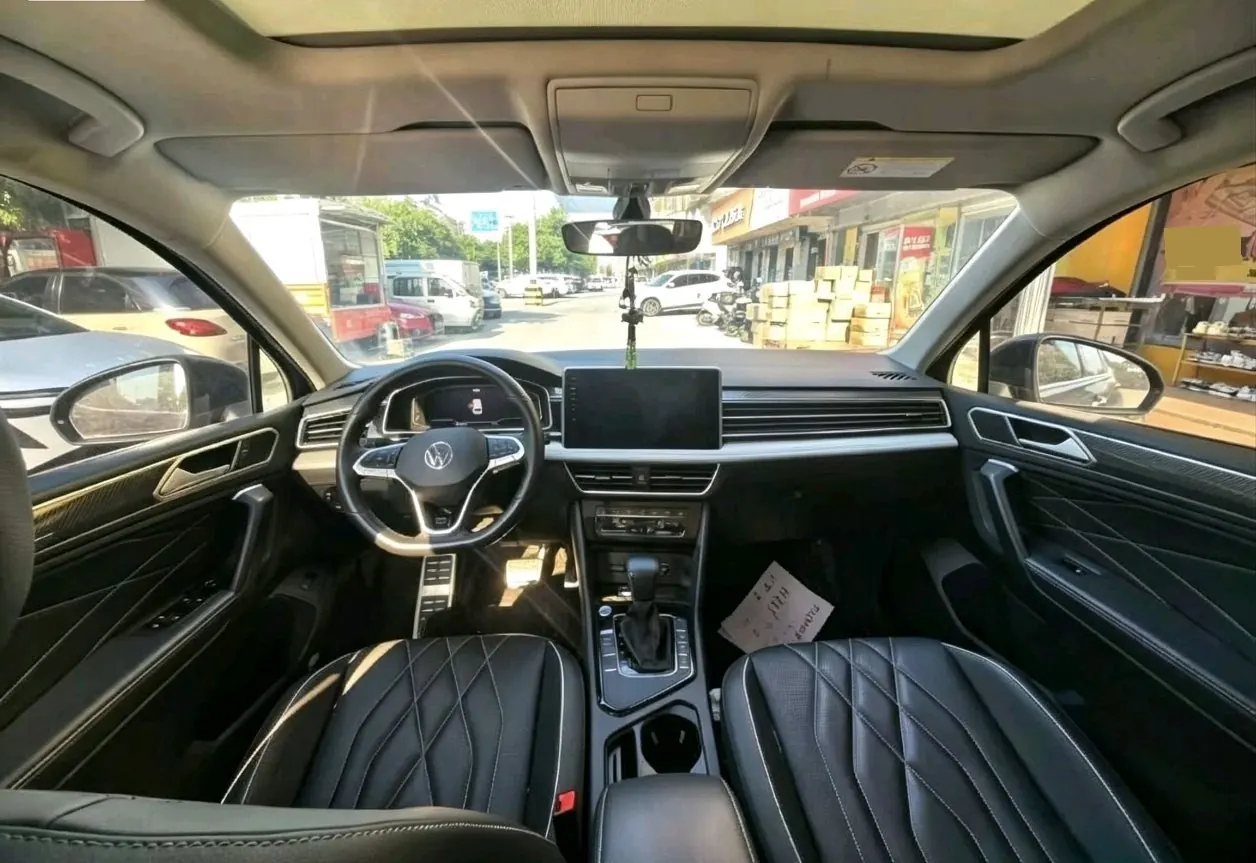 Volkswagen 2024 Tiguan L R-Line 2.0TSI 330TSI Two-Drive R-Line Overdrive Automatic Gear 4