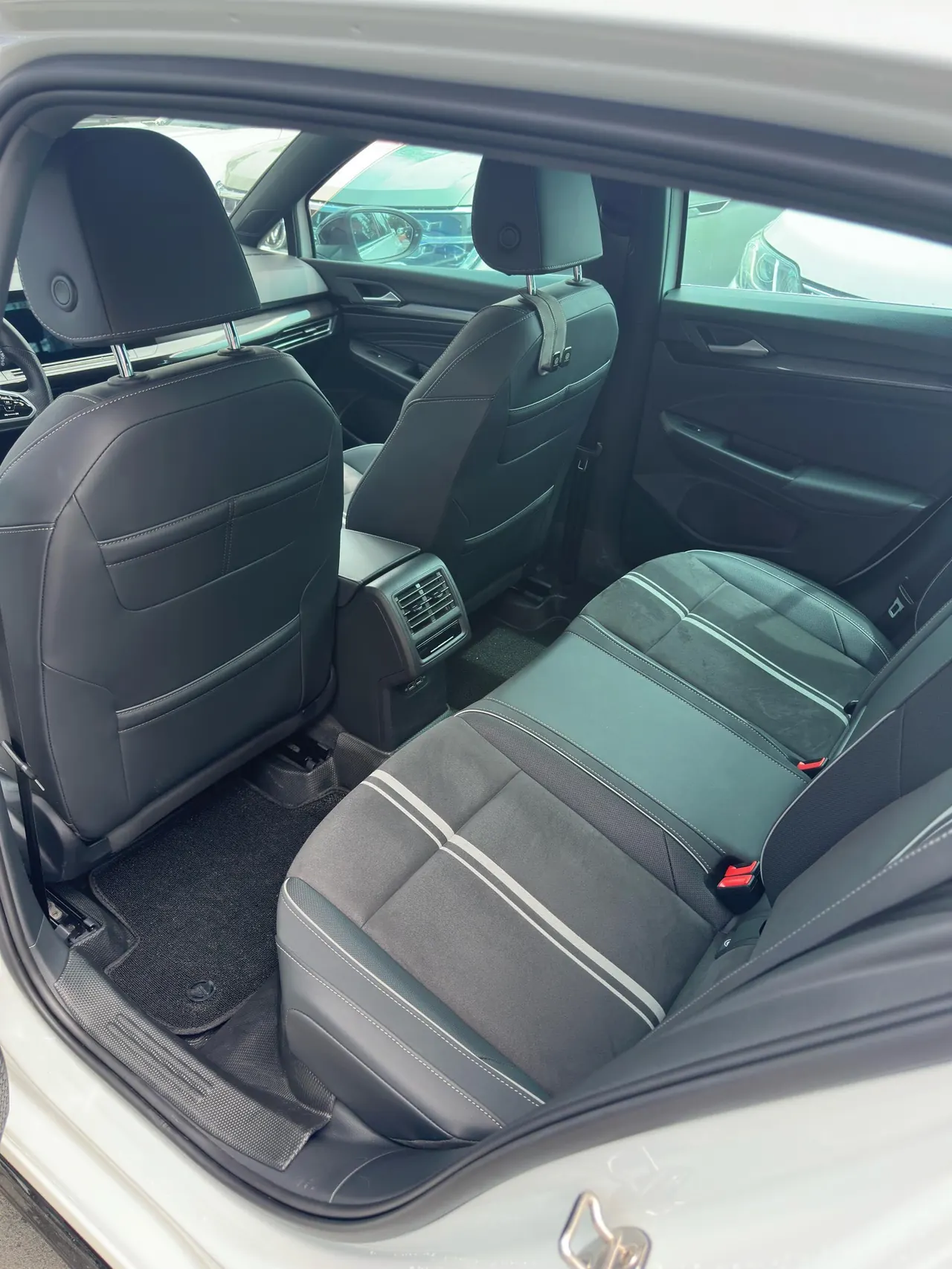 Volkswagen 2023 Golf 8 R-Line 1.4TSI 280TSI Lite (Modified) Automatic Gear 5