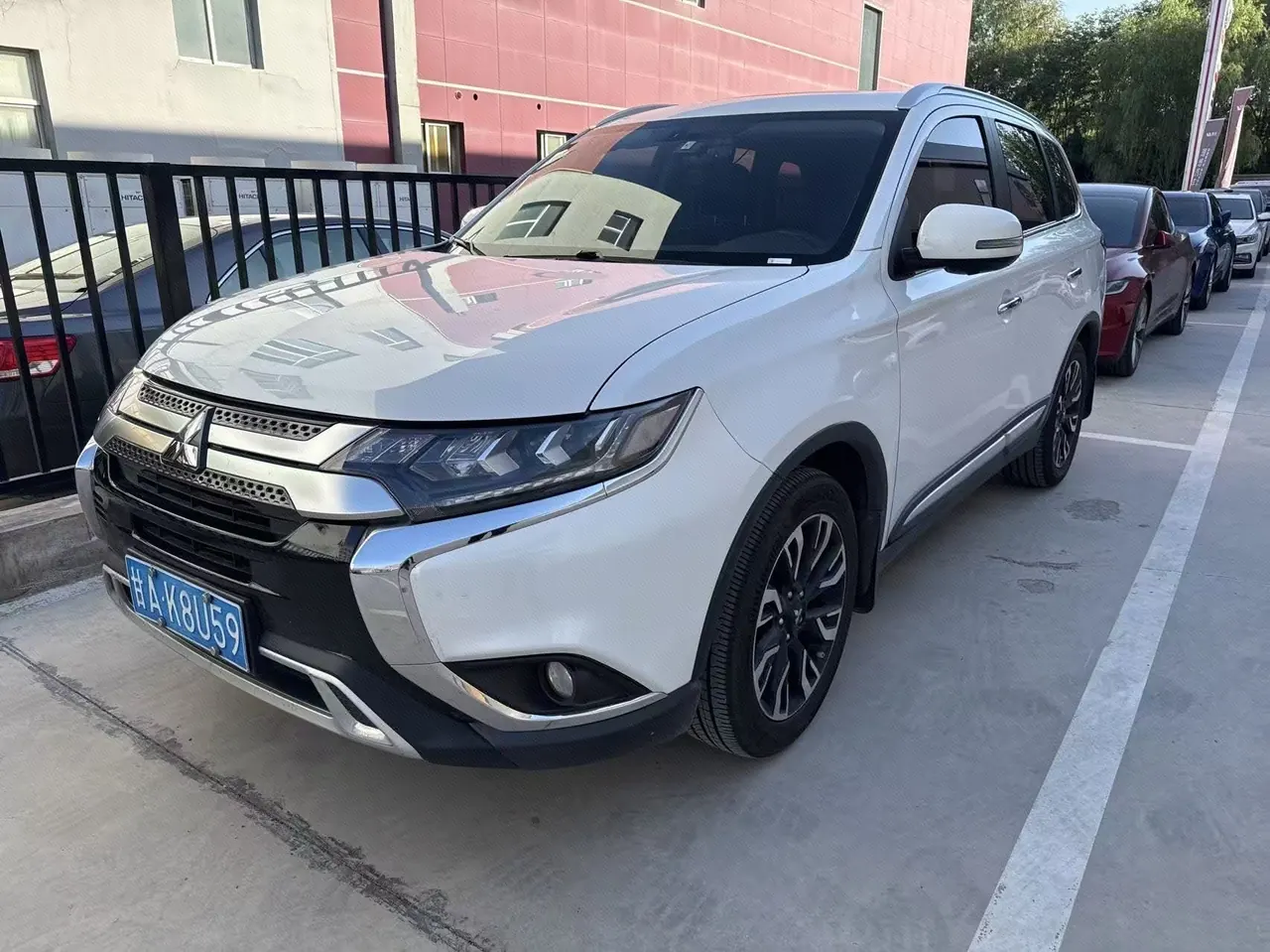Mitsubishi 2020 Outlander 2.4 stepless four-wheel drive to enjoy the version of 7-seat automatic gear - View 1