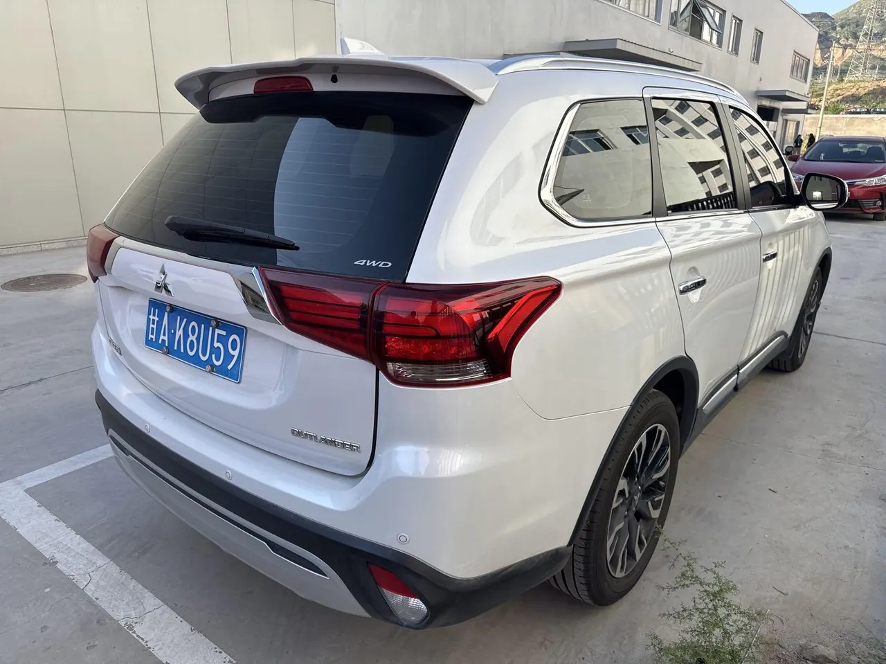 Mitsubishi 2020 Outlander 2.4 stepless four-wheel drive to enjoy the version of 7-seat automatic gear 2