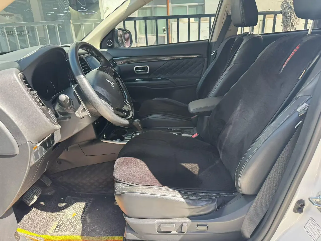 Mitsubishi 2020 Outlander 2.4 stepless four-wheel drive to enjoy the version of 7-seat automatic gear 3