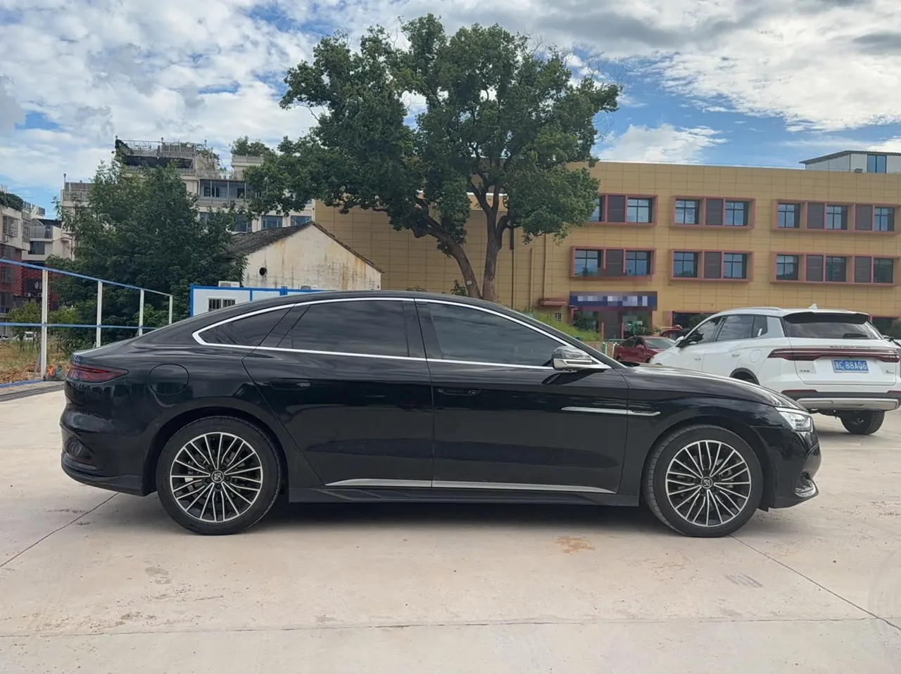 BYD 2023 Han DM-i 1.5T Stepless Champion Edition 121KM Honorable Automatic Gear 4