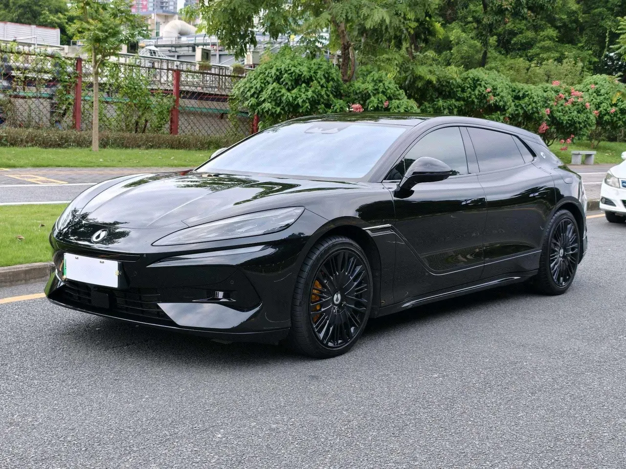 Denza 2024 Denza Z9GT 2.0T stepless 1100 four-wheel drive Ultra version automatic gear - View 1