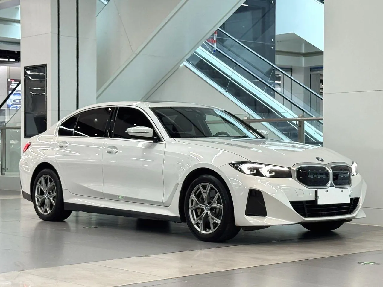 BMW 2022 i3 eDrive 35L automatic gear 3